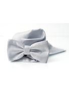Csokornyakkendő díszzsebkendővel, ezüst